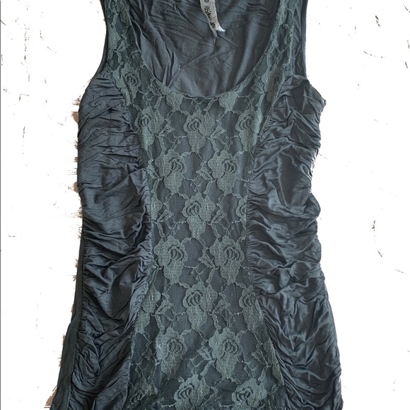 Dresses and shirts - Picture 6 of 14